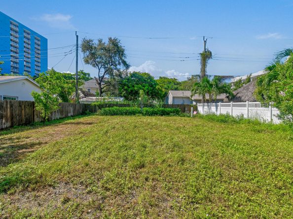 322 N Lakeside Court, West Palm Beach FL 33407