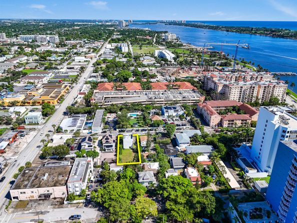 322 N Lakeside Court, West Palm Beach FL 33407