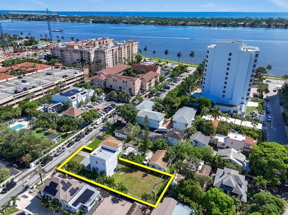 322 N Lakeside Court, West Palm Beach FL 33407