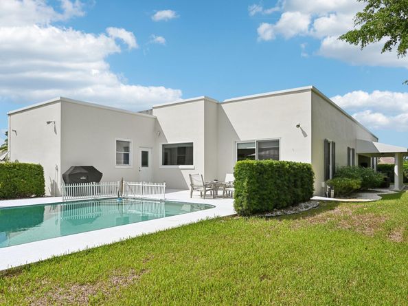257 N Country Club Drive, Atlantis FL 33462