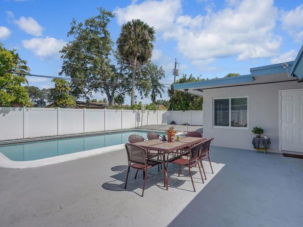 2012 NW 11th Avenue, Fort Lauderdale FL 33311