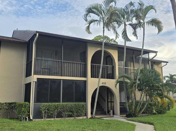 410 Pine Glen Lane D2, Greenacres FL 33463