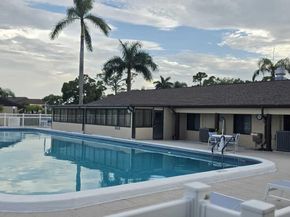 410 Pine Glen Lane D2, Greenacres FL 33463