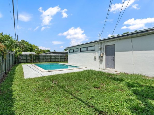 5920 NW 14th Pl, Sunrise FL 33313