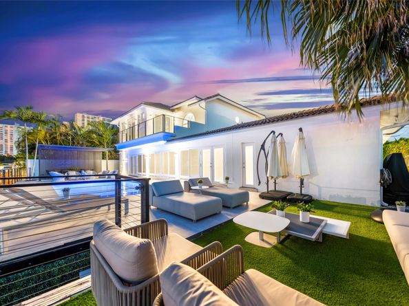 11 S Castle Harbor Is, Fort Lauderdale FL 33308