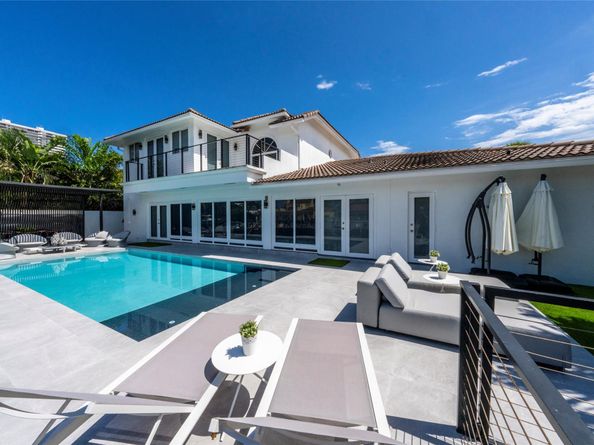 11 S Castle Harbor Is, Fort Lauderdale FL 33308