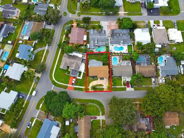 300 SW 65th Way, Pembroke Pines FL 33023