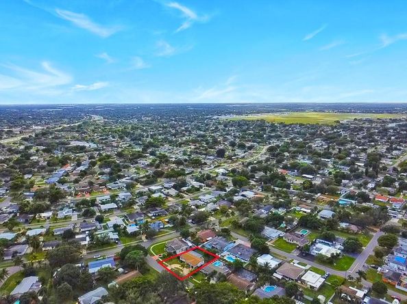 300 SW 65th Way, Pembroke Pines FL 33023