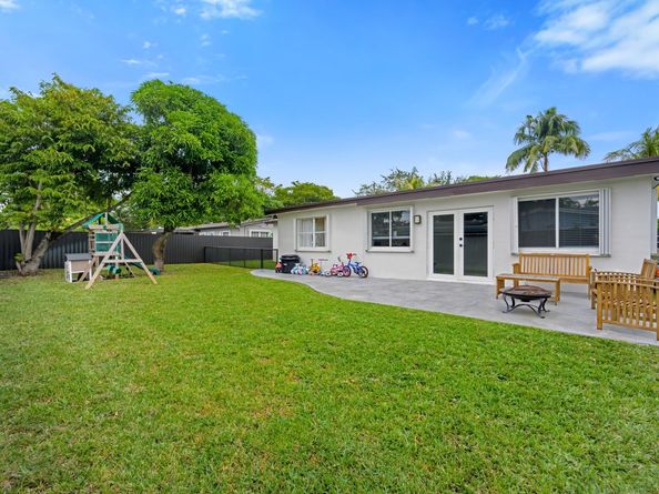 300 SW 65th Way, Pembroke Pines FL 33023