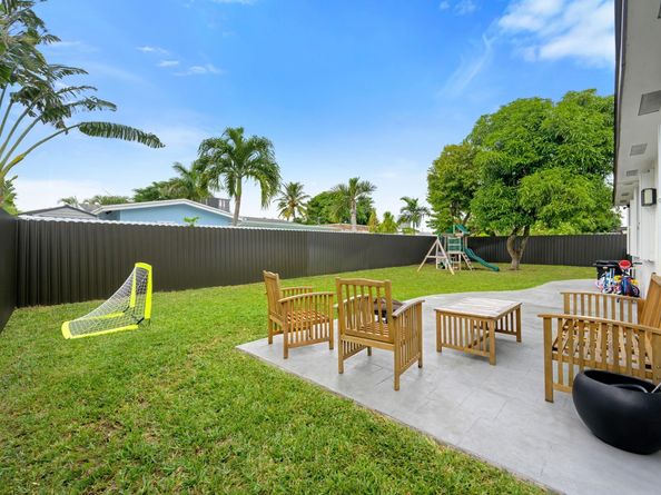 300 SW 65th Way, Pembroke Pines FL 33023