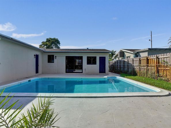 2331 Nassau Dr, Miramar FL 33023