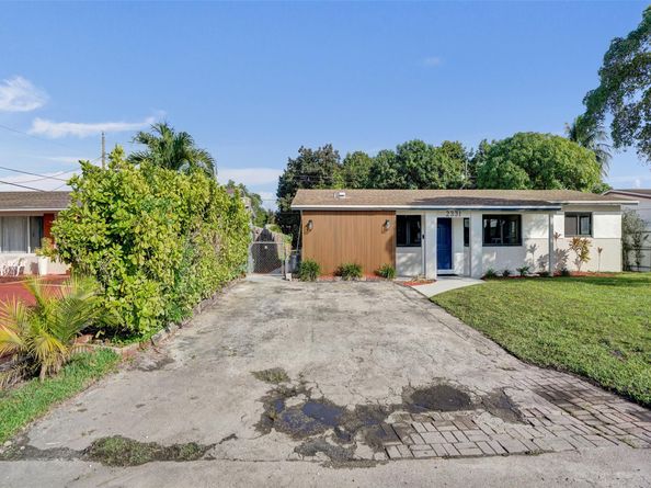 2331 Nassau Dr, Miramar FL 33023