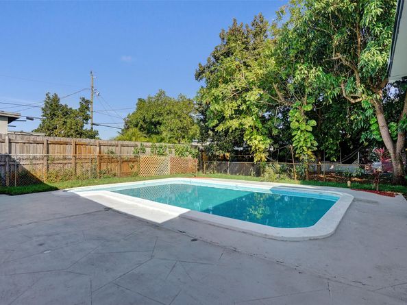 2331 Nassau Dr, Miramar FL 33023