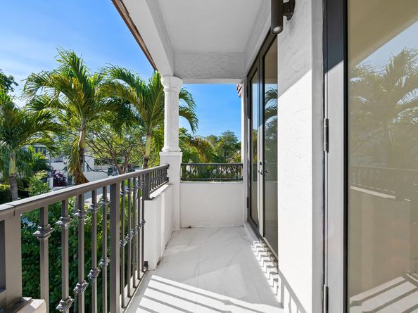 1215 N Victoria Park Rd, Fort Lauderdale FL 33304