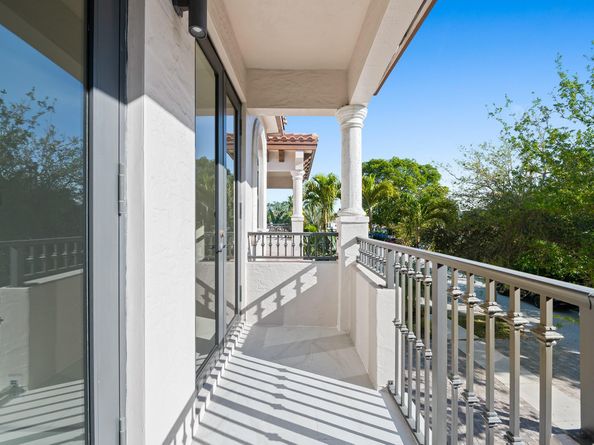 1215 N Victoria Park Rd, Fort Lauderdale FL 33304