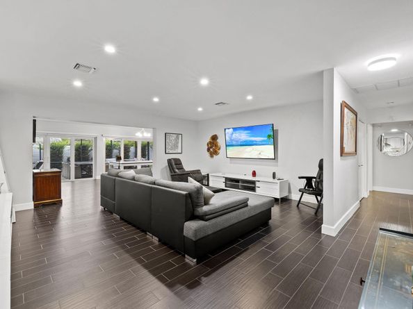 2409 NE 37th St, Fort Lauderdale FL 33308