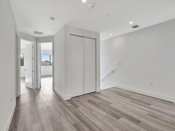 4208 NE 7th Ter 8, Oakland Park FL 33334