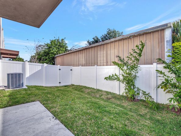 4208 NE 7th Ter 8, Oakland Park FL 33334