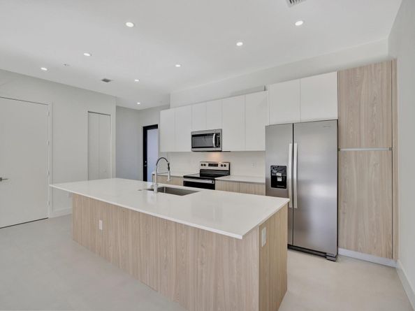 4208 NE 7th Ter 8, Oakland Park FL 33334