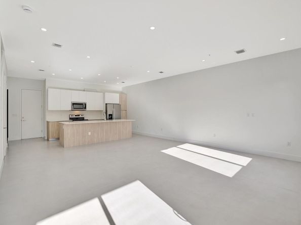 4208 NE 7th Ter 8, Oakland Park FL 33334