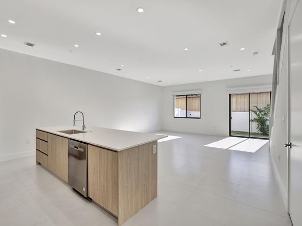 4208 NE 7th Ter 8, Oakland Park FL 33334