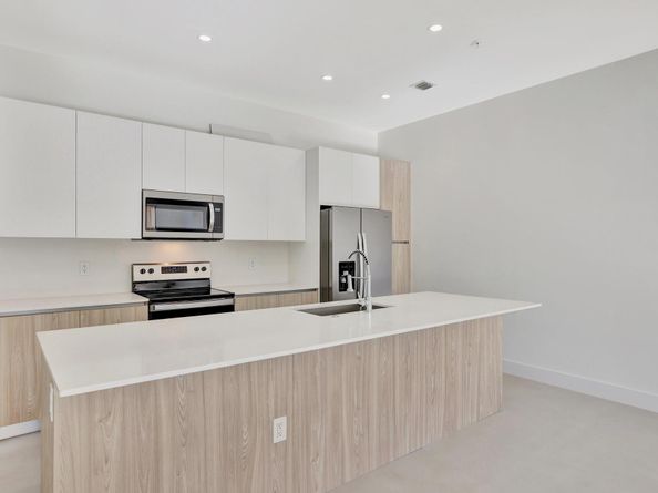 4208 NE 7th Ter 8, Oakland Park FL 33334