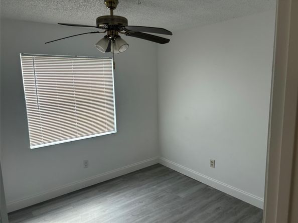 871 NE 207th Ter 102, Miami FL 33179