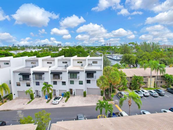 3000 NE 8th Ter B5, Oakland Park FL 33334