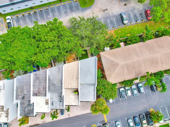 3000 NE 8th Ter B5, Oakland Park FL 33334