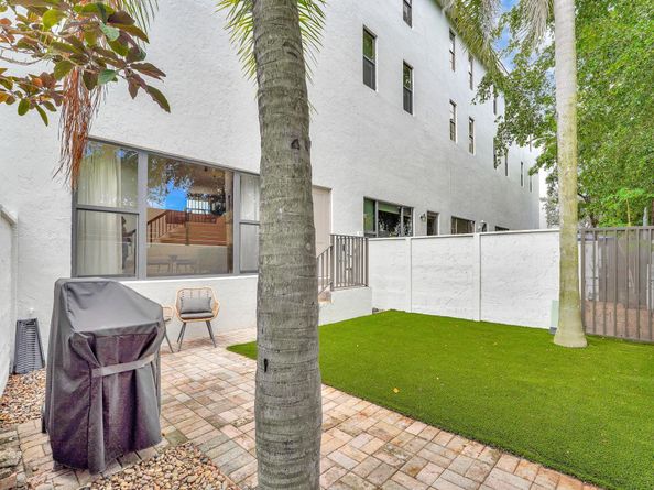 3000 NE 8th Ter B5, Oakland Park FL 33334