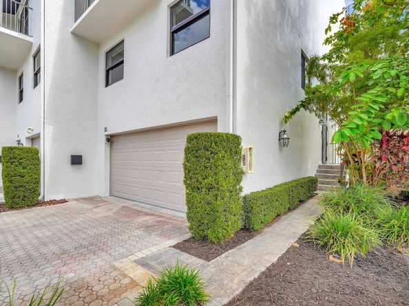 3000 NE 8th Ter B5, Oakland Park FL 33334