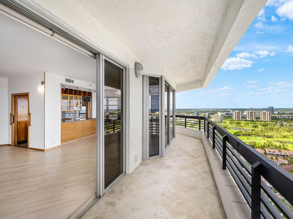 3500 Mystic Pointe Drive Ph4, Aventura FL 33180