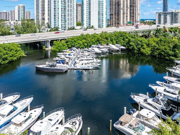 3500 Mystic Pointe Drive Ph4, Aventura FL 33180
