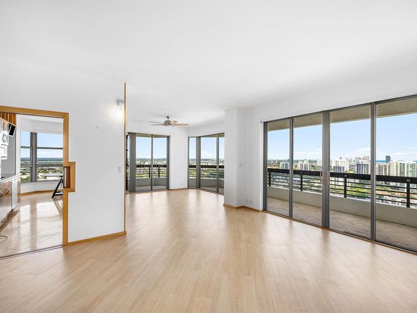 3500 Mystic Pointe Drive Ph4, Aventura FL 33180