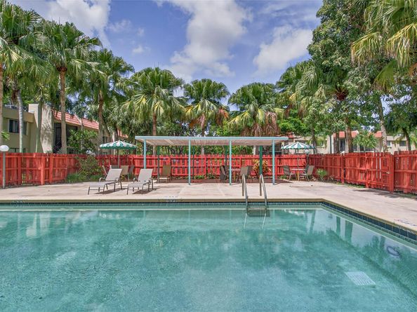 412 Lakeview Dr 202, Weston FL 33326