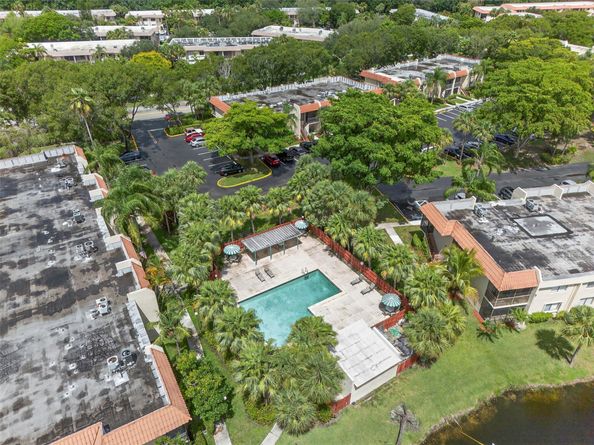 412 Lakeview Dr 202, Weston FL 33326