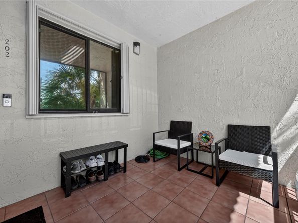412 Lakeview Dr 202, Weston FL 33326