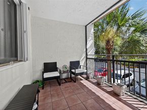 412 Lakeview Dr 202, Weston FL 33326