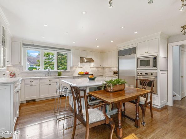 402 W Lyon Farm Drive 402, Greenwich CT 06831