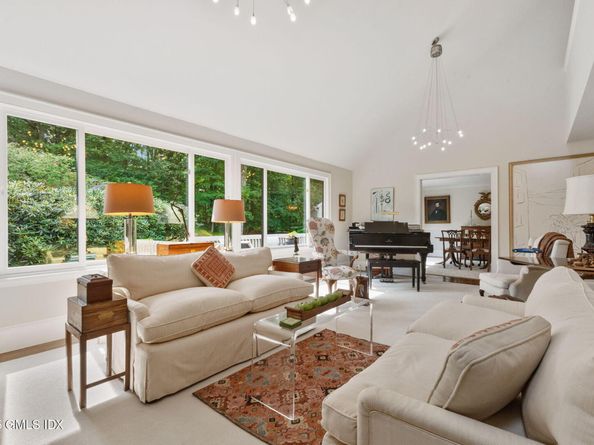 402 W Lyon Farm Drive 402, Greenwich CT 06831