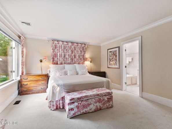 402 W Lyon Farm Drive 402, Greenwich CT 06831