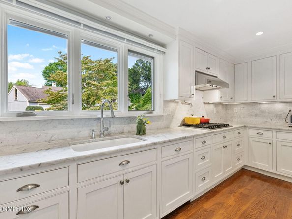 402 W Lyon Farm Drive 402, Greenwich CT 06831
