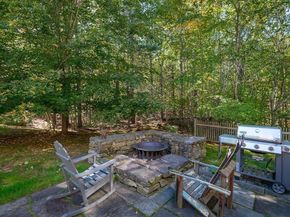 4 Tara Rd, Essex MA 01929