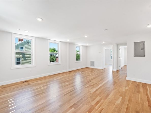 290 Washington St 2, Marblehead MA 01945