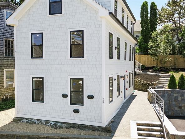 290 Washington St 2, Marblehead MA 01945