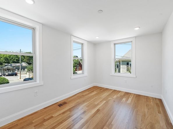 290 Washington St 2, Marblehead MA 01945