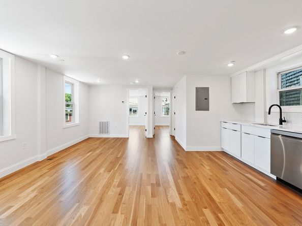 290 Washington St 2, Marblehead MA 01945