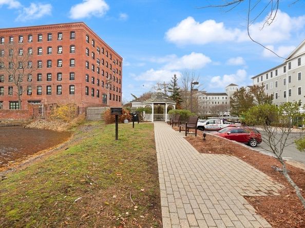 8 Crowninshield St 111, Peabody MA 01960