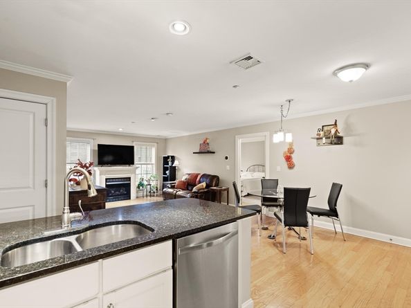 8 Crowninshield St 111, Peabody MA 01960