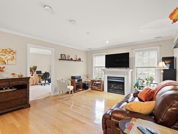 8 Crowninshield St 111, Peabody MA 01960